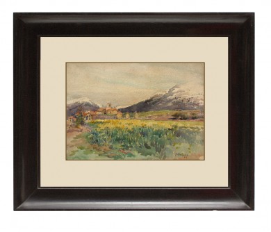 Paisaje con casas y montañas nevadas al fondo